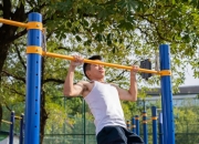 关于高强度比赛，球员体能耗尽奋力拼搏的信息