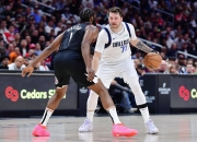 包含浓眉哥在独行侠比赛中重要助攻，出色防守引发热议！的词条